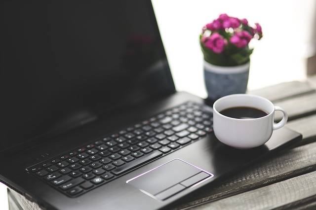 Toma una taza de café mientras trabajas o navegas por internet en tu portatil